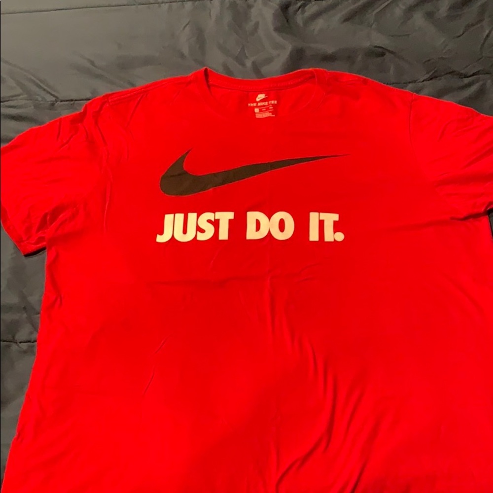 NIKE t shirt XXL BUT FITS LIKE XL